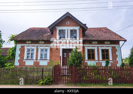 Vecchia casa di mattoni in Jeleniowo villaggio nella contea di Szczytno, Warmian-Masurian voivodato di Polonia Foto Stock