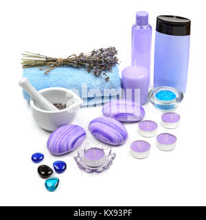 Sapone, shampoo, asciugamano, olio di lavanda, candele profumate isolati su sfondo bianco. Tutto ciò di cui avete bisogno per una spa. Foto Stock