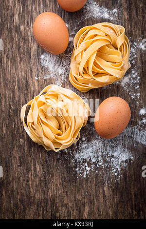 La pasta grezza tagliatelle e uova Foto Stock