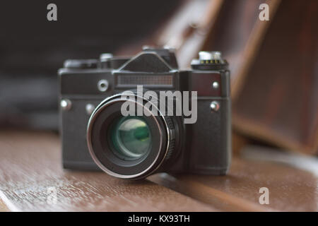 Vintage fotocamera su sfondo di legno Foto Stock