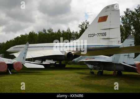 Un aereo supersonico Tupolev Tu-144 in mostra al Museo di Monino, nei pressi di Mosca. Foto Stock