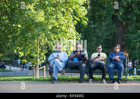 Londra, Inghilterra - Settembre 15, 2017 La famiglia ha avuto un picnic in Hyde Park Foto Stock