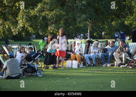 Londra, Inghilterra - Settembre 15, 2017 La famiglia ha avuto un picnic in Hyde Park Foto Stock