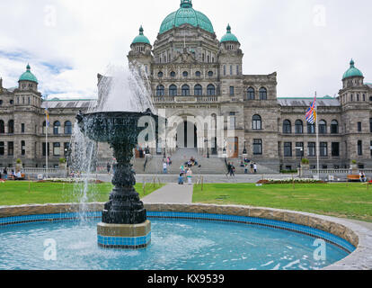 Vista frontale dei motivi e la fontana del British Columbia agli edifici del Parlamento in Victoria BC Canada. Victoria British Columbia in Canada. Foto Stock