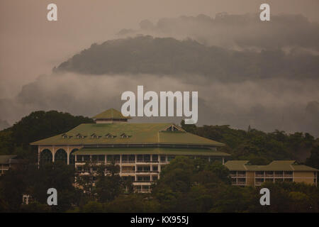 Umida e nebbiosa foresta pluviale attorno Gamboa Rainforest Resort, Gamboa, Repubblica di Panama. Foto Stock