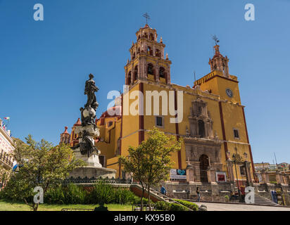 Colpo frontale della Basilica de Nuestra Señora de Guanajuato, con il monumento alla pace, nella Plaza de la Paz e un cielo blu chiaro, in Guanajuato Foto Stock