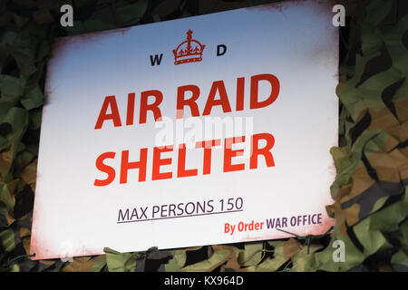 Air Raid Shelter segno rilasciato dall'Ufficio di guerra nella Seconda Guerra Mondiale. Leyburn North Yorkshire Inghilterra 6.1.18 Foto Stock