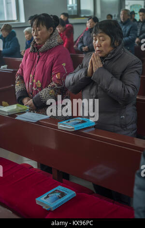 La Messa di Natale al Sacro Cuore di Gesù chiesa nel villaggio di Housangyu, 70 chilometri a ovest del centro di Pechino, una delle più antiche chiese in Cina. 25-Dec-2017 Foto Stock