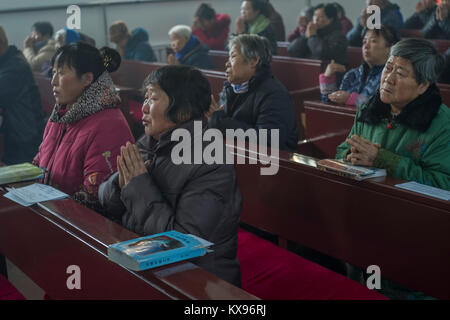 La Messa di Natale al Sacro Cuore di Gesù chiesa nel villaggio di Housangyu, 70 chilometri a ovest del centro di Pechino, una delle più antiche chiese in Cina. 25-Dec-2017 Foto Stock