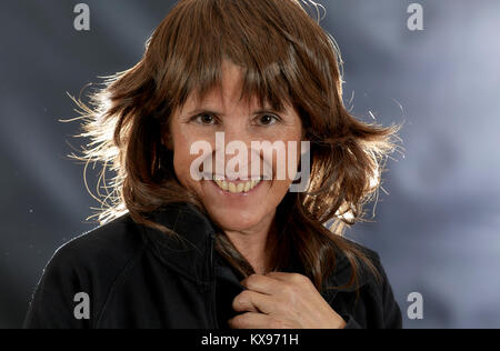 Donna di mezza età con layered marrone capelli sorridente Foto Stock