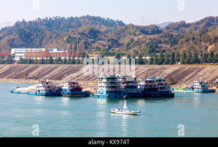 Molto carico barche cargo ormeggiato sul Fiume Yangtze in Cina Foto Stock