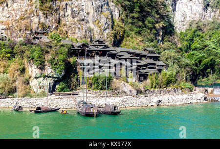 Edifici tradizionali e barche sulle rive del fiume Yangtze in Cina Foto Stock