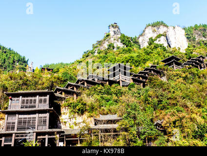 Cinese tradizionale edifici in legno intensificato la collina lungo il fiume Yangtze Foto Stock