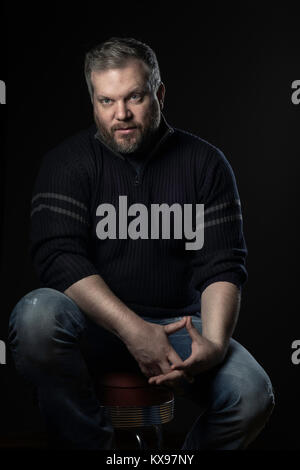 Giovane uomo con la barba in stile studio ritratto Foto Stock