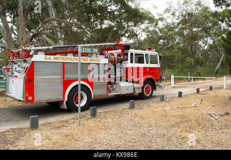 Belair, South Australia, Australia: Novembre 26, 2017: S.A. Metropolitan Fire carrello di servizio sulla pista di eco nel Parco nazionale Belair. Foto Stock