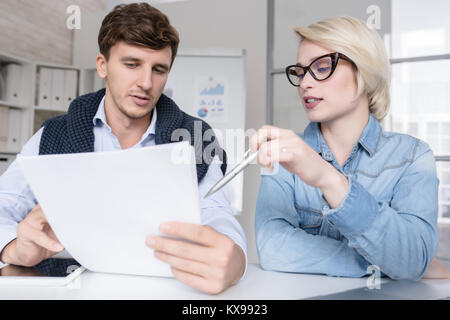 I giovani che studiano insieme Foto Stock