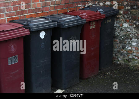 Una gamma di contenitori nella foto dietro il quartiere dello shopping di Chichester, West Sussex, Regno Unito. Foto Stock