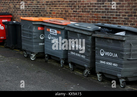 Una gamma di contenitori nella foto dietro il quartiere dello shopping di Chichester, West Sussex, Regno Unito. Foto Stock