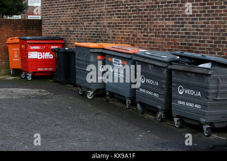 Una gamma di contenitori nella foto dietro il quartiere dello shopping di Chichester, West Sussex, Regno Unito. Foto Stock