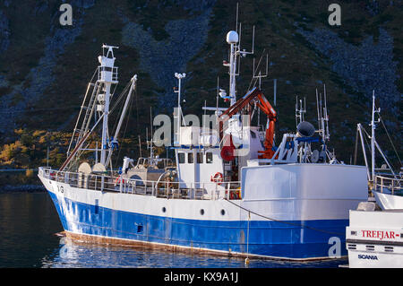 Barca da pesca, Ballstad Harbour, Vestagoy, Lofoten, Nordland, Norvegia Foto Stock