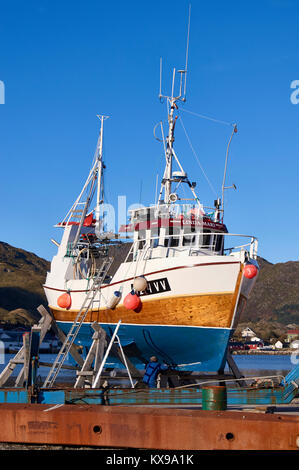 Barca da pesca che viene riparato, Ballstad Harbour, Vestagoy, Lofoten, Nordland, Norvegia Foto Stock