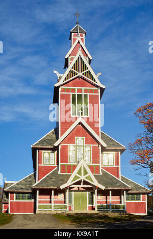 Chiesa Buksnes, Gravdal, Vestagoy, isole Lofoten, Nordland, Norvegia. Costruito in stile del drago (Dragestil) Foto Stock