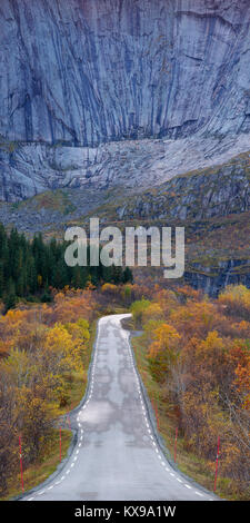 Strada per Nusfjord, Flakstadoya, isole Lofoten, Nordland, Norvegia. Scogliera di Stjerntinden Foto Stock