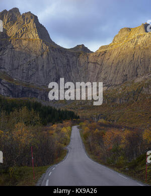 Strada per Nusfjord, Flakstadoya, isole Lofoten, Nordland, Norvegia. Scogliera di Stjerntinden Foto Stock