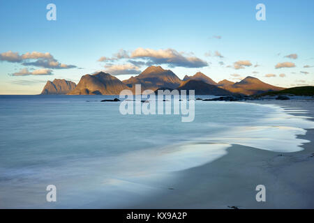 Sandnes beach, Flakstadoya, Lofoten, Nordland, Norvegia. Vista Vestvagoy Foto Stock