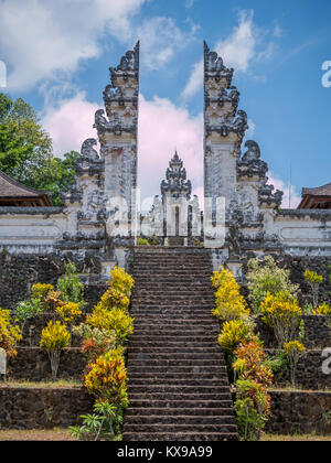 Tradizionale grande cancello entrata al tempio. Bali tempio indù. Isola di Bali Indonesia. Foto Stock