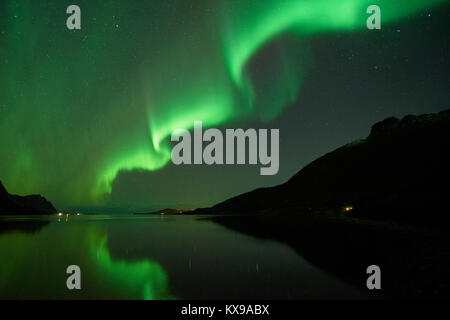 Aurora Boreali Northern Lights over Tjongsfjorden, Rodoy, Nordland, Norvegia. Sul percorso 17. Foto Stock