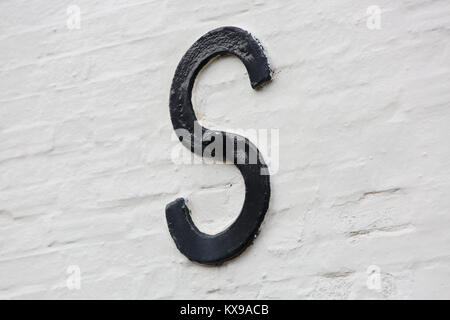 Una piastra di ancoraggio o parete rondella, o la lettera S nella foto sul lato di un edificio a Chichester, West Sussex, Regno Unito. Foto Stock