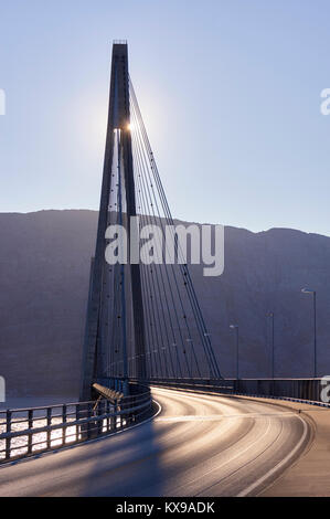 Helgeland ponte Helgelandsbrua, oltre la Leirfjorden, vicino Sandnessjoen, Alstahaug, Nordland, Norvegia Foto Stock