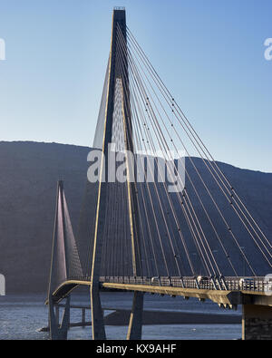 Helgeland ponte Helgelandsbrua, oltre la Leirfjorden, vicino Sandnessjoen, Alstahaug, Nordland, Norvegia Foto Stock