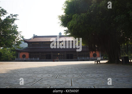 Bai Dinh tempio in Tam Coc, Vietnam. Foto Stock