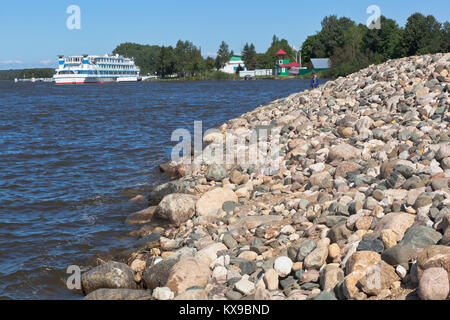 Goritsy, Distretto di Kirillov, Vologda regione, Russia - Agosto 10, 2015: Rafforzamento della riva del fiume Sheksna vicino Goritsky Voskresensky Monas Foto Stock