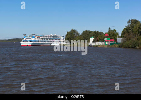 Goritsy, Distretto di Kirillov, Vologda regione, Russia - Agosto 10, 2015: Fiume nave da crociera "Alexander verde' al molo in villaggio Goritsy Foto Stock