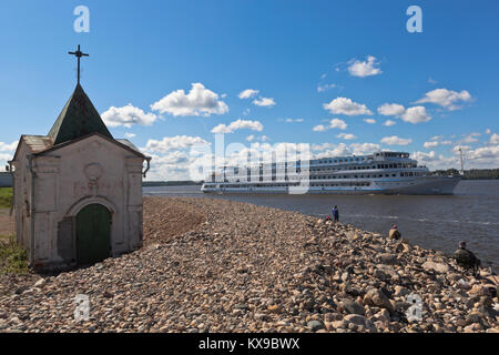 Goritsy, Distretto di Kirillov, Vologda regione, Russia - Agosto 10, 2015: nave passeggeri Maxim Litvinov passa vicino Goritsky monastero Voskresensky su Foto Stock