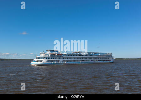 Goritsy, Distretto di Kirillov, Vologda regione, Russia - Agosto 10, 2015: la nave di crociera Maxim Litvinov va secondo il fiume Sheksna in Kirillov distr Foto Stock