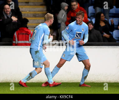 Coventry città più truci Jack (sinistra) festeggia con il team-mate Coventry City's Tom Davies (a destra) dopo il suo punteggio del team secondo obiettivo Foto Stock