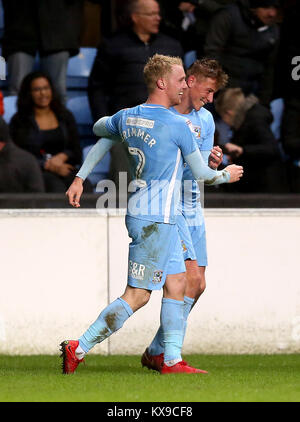 Coventry città più truci Jack (sinistra) festeggia con il team-mate Coventry City's Tom Davies (a destra) dopo il suo punteggio del team secondo obiettivo Foto Stock