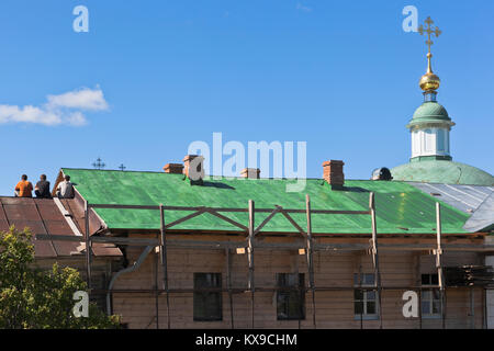 Goritsy, Kirillov distretto, Vologda regione, Russia - 10 agosto 2015: il restauro del monastero di cellule nel Voskresensky Goritsky convento del Volog Foto Stock