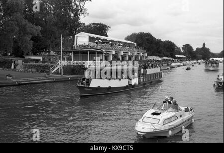 Luglio 1990, Henley on Thames, Oxfordshire, Inghilterra. Henley Royal Regatta di scena sul Fiume Tamigi. Spettatori' barche Foto di Tony Henshaw Foto Stock