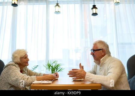 Data romantico di coppia Senior Foto Stock