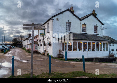 La vecchia nave pub, Heybridge Basin, Maldon Essex, Inghilterra, Regno Unito Foto Stock