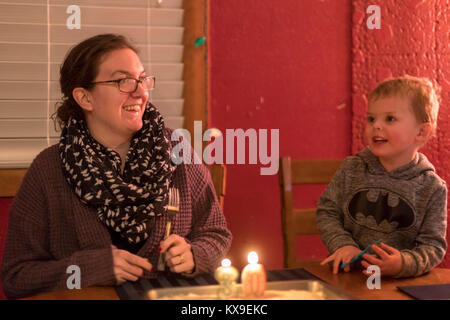 Wheat Ridge in Colorado - una giovane donna festeggia il suo trentesimo compleanno con suo figlio di tre anni. Foto Stock