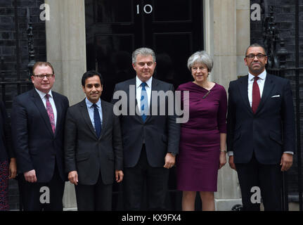 (Da sinistra) CCHQ Vice Presidente per il governo locale Marcus Jones, CCHQ Vice Presidente per le comunità Rehman Chishti, Partito Conservatore Presidente Brandon Lewis, primo ministro Theresa Maggio e conservatore Vice Presidente James abilmente in piedi al di fuori 10 Downing Street, Londra, come la onorevole può ridefinisce il suo top team. Foto Stock