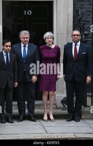 (Da sinistra) CCHQ Vice Presidente per le comunità Rehman Chishti, Partito Conservatore Presidente Brandon Lewis, primo ministro Theresa Maggio e conservatore Vice Presidente James abilmente in piedi al di fuori 10 Downing Street, Londra, come la onorevole può ridefinisce il suo top team. Foto Stock