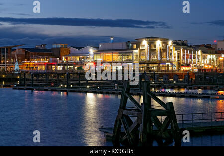 Sera colpo di Cardiff Bay e il Mermaid Quay, Cardiff, Galles, UK. Foto Stock