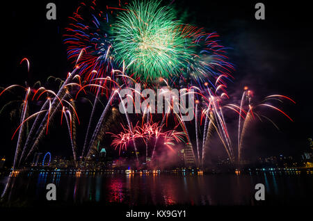 Fuochi d'artificio per Singapore giornata nazionale che si celebra ogni anno il 9 agosto in commemorazione del Singapore l'indipendenza nel 1965. Foto Stock